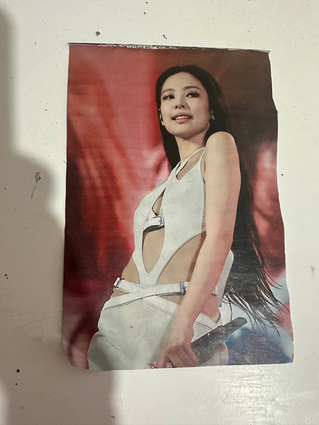 Jennie arkalı önlü mini poster — görsel 1