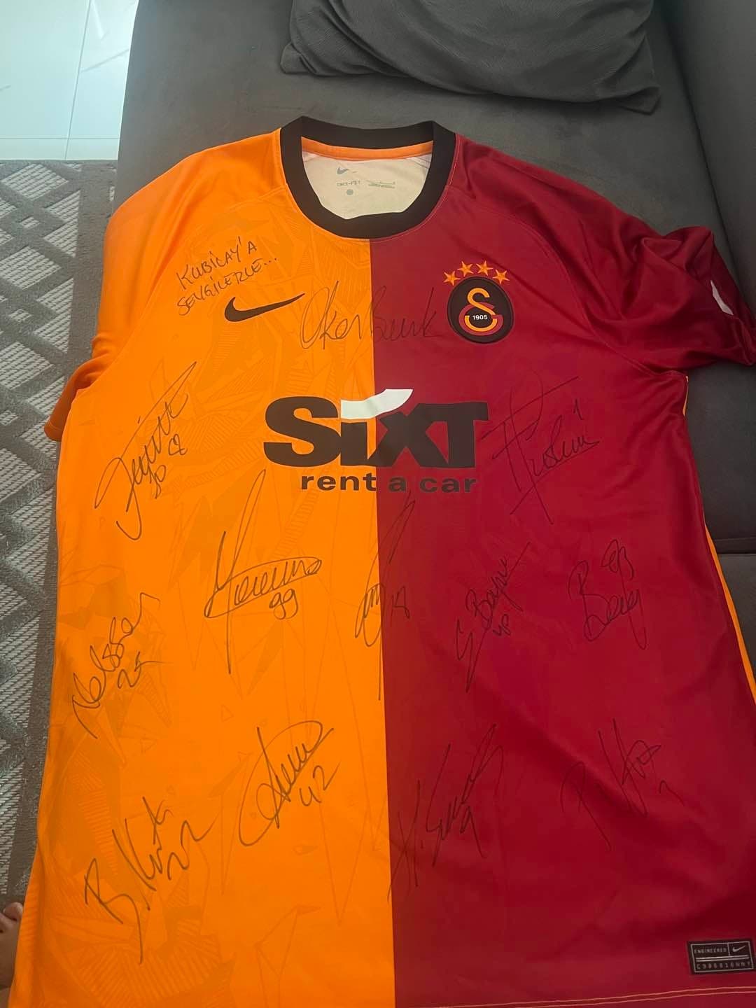 2021-2022 sezonu 18 futbolcu imzalı orjinal galatasaray forması — görsel 1