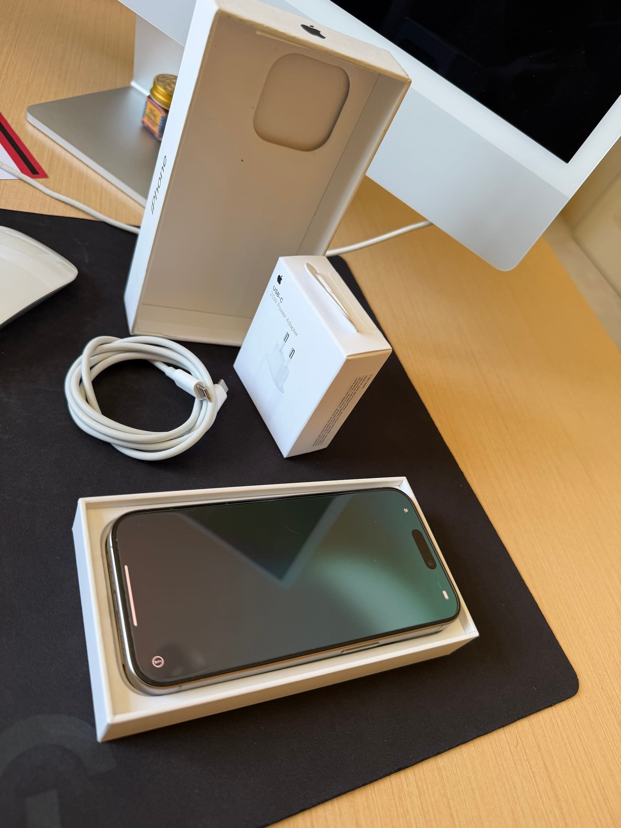 iPhone 15 Pro 256 GB Kutulu + Sifir 20W Adaptor / Boxed + Sealed Charger — görsel 1